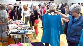 Beim „Ladies Flohmarkt“ konnte man manches gut erhaltene Kleid oder Accessoire zum günstigen Preis kaufen.