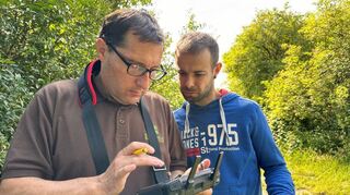 Landwirt Peter Hörr (rechts) zeigt Drohnenpilot Markus Trost wo seine Fläche liegt. Die Drohne fliegt dann die programmierte Route exakt ab.