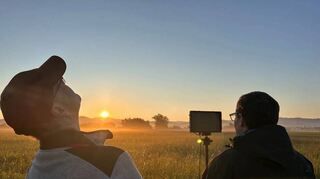 Die Sonne geht auf: Ab 5 Uhr morgens stehen die Drohnenpiloten Markus Trost (rechts) und Jörg Hänssler bereits auf dem Feld.