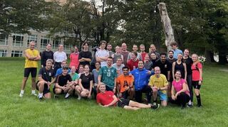 Der BA-Autor Marvin Zubrod hat bei seinem Studium in Dänemark Land und Leute kennengelernt; das Bild zeigt ihn im Nationaltrikot (Mitte) beim Lauftreff Aarhus.