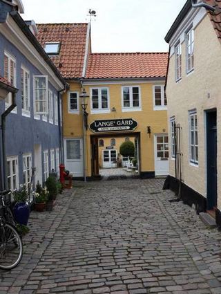 Eine typische Gasse in der dänischen Stadt Aalborg – immer präsent das Fahr-rad als beliebtes Fortbewegungsmittel.