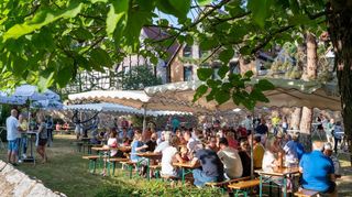 Wie bei der Auflage im Vorjahr (unser Bild) wird bei „Wein im Park“ erneut Weiß-, Rot- und Rosé-Wein sowie „Perliges“ serviert, zudem macht ein Food-Truck Station im Stadtpark.