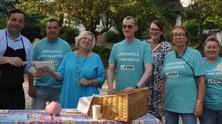 Unter dem Motto „Grill den Kandidaten“ stand CDU-Bürgermeisterkandidat Rico Schrot (links) in Winkel für Fragen und Gespräche zur Verfügung, um herauszufinden, welche Themen den Lindenfelsern am Herzen liegen.