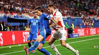 Italiens Riccardo Calafiori (li.) – hier im Duell mit dem Kroaten Josip Stanisic – ist einer von vier Profis des FC Bologna beim Duell Italien gegen Schweiz.