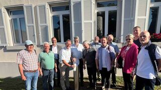 Bürgermeister Christian Schönung füllte das erste Trinkwasser ab. Die Säule ist eine Spende der Riedgruppe Ost. Direktor Armin Kromer (3.v.l.) übergab sie.