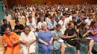 Sehr gut besucht war die Sporthalle, als die Siemens-Schule zur Verabschiedung der Absolventen eingeladen hatte.