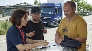 Eva Baumgartner von der Deutschen Bahn (v.l.) erklärt Alexander Sobczak und Harald Grön, wie sie ab Mitte Juli zur Arbeit in Mannheim-Luzenberg kommen.