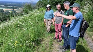 Unser Bild zeigt (v.r) Florian Kaffarnik und Georg Reimann (Verein „Alte Burg“) sowie die Gutachter Jürgen Schmidt und Angelika Bonin-Schmidt.
