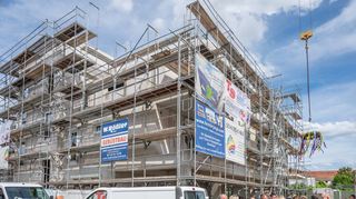 Der Rohbau des Wohn- und Ärztehauses ist fertig. In der Einhäuser Ortsmitte wurde jetzt Richtfest gefeiert.