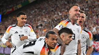 Nachdem Kai Havertz (Mitte) den Handelfmeter zum 1:0 verwandelt hat, kommen Jamal Musiala, Leroy Sané, David Raum und Nico Schlotterbeck (von links) zum Gratulieren vorbei.