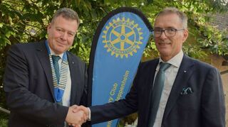 Michael Halfmann (li.) übernimmt das Präsidentenamt bei Rotary-Club Bensheim-Heppenheim vom Kardiologen Dr. Wolfgang Auch-Schwelk.