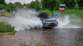 bbe, bre, starke Regenfälle , Fahrbahn unter Wasser auf der rechten Spur am Kreisel in Richtung Auerbach,Bild: Thomas Neu