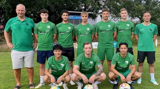 Neue Gesichter beim VfR Fehlheim; stehend, von links: Daniel Montag (Sportlicher Leiter), Loris Thanheiser, Fabien Frick, Alexander Butz, Kevin Darmstädter, Sebastian Lindner (Trainer); vorne von links: Cassidy Royo, Marcel Faude, Cameron Royo.