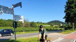 Constantin Backmann legt täglich den Weg von Ober-Hambach zu seinem Arbeitsplatz in Bensheim-Auerbach mit dem Rad zurück – ein Katzensprung im Vergleich zu den Strecken, der er sich als Extremsportler sonst vornimmt.