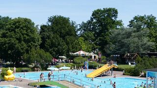 An sonnigen Tagen ist das Waldschwimmbad ein besonderer Anziehungspunkt. Jetzt, in der beginnenden Hochsommer- und Ferienzeit, wird die Öffnungszeit an zwei Abenden in der Woche wieder um jeweils eine Stunde verlängert.