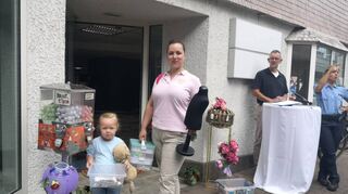 Während innen das Marktfrühstück lief, lieferte Sabine Weinmann Spielzeug und Kleidung an, zudem gab es die Bürgermeister- und Polizeisprechstunde.