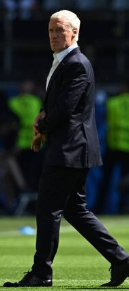 ARCHIV - 25.06.2024, Nordrhein-Westfalen, Dortmund: Fußball, UEFA Euro 2024, EM, Frankreich - Polen, Vorrunde, Gruppe D, Spieltag 3, Stadion Dortmund, Frankreichs Trainer Didier Deschamps steht auf dem Platz. (zu dpa: «Kurzvorschau Frankreich - Belgien am Montag») Foto: Bernd Thissen/dpa +++ dpa-Bildfunk +++