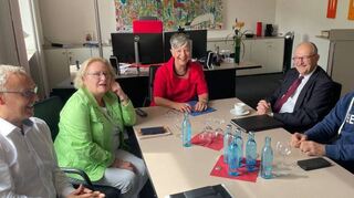 Im Gespräch: Carmelo Torre, Nicole Rauber-Jung, Christine Klein, MdB Michael Meister und Tobias Heinz (v.li.).
