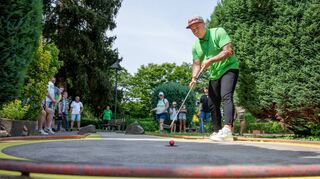 Bei der Hobby-Meisterschaft auf der Anlage des Minigolf-Sport-Clubs (MSC) Auerbach im Kronepark konnten die Teilnehmer von den „Profis“ etwas lernen, die in einem kleinen Wettstreit ihr Können zeigten – hier Daniel Stahl beim Einlochen.
