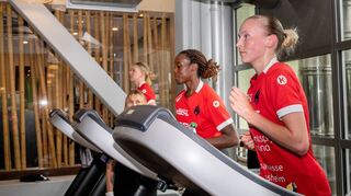 Die Flames trainieren für die kommende Saison. Hier (von links) auf dem Laufband Kim Naidzinavicius, Ndidi Agwunedu und Neuzugang Jule Polsz.