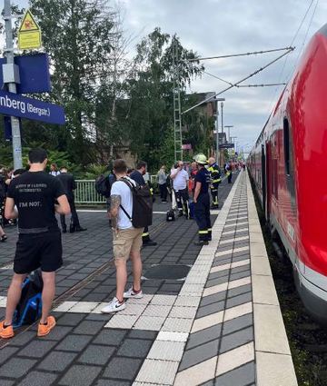 Während des Einsatzes am Bahnhof musste sich die Feuerwehr zusätzlich um eine Benzinspur auf der Walter-Möller-Straße kümmern.