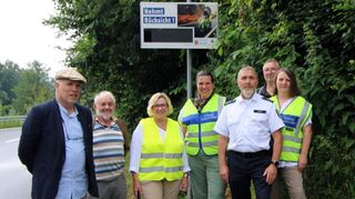 Bürgermeister Andreas Heun, Beigeordneter des Gemeindevorstands Karl-Josef Kuhn, Birgit Heitland (MdL, CDU), Ordnungsamtsleiterin Simone Meister, Polizeihauptkommissar Garry Krug, Gemeindevertreter Rolf Degenhardt und die stellvertretende Ordnungsamtsleiterin Anita Konietzka bei der Übergabe des neuen Lärmdisplays in Schmal-Beerbach.