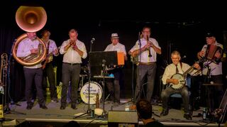 Die Sommerbühne wurde am Sonntag wegen Regens nach drinnen verlegt – und die Original Blütenweg Jazzer gastierten im Kellertheater.