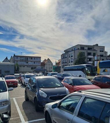 Auf dem Parkhof, dem zentralen Parkplatz in Heppenheim, gibt es nun weniger, aber dafür breitere Stellplätze.
