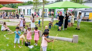 Auch das Wetter spielte mit, als in der Kita Naturbande das neue Außengelände zum Sommerfest eingeweiht wurde.