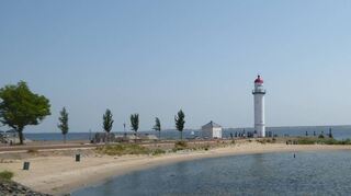 Der Leuchtturm gilt als auffälliges Markenzeichen an der Küstenlinie von Hellevoetsluis.