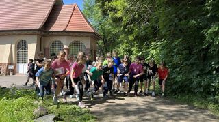 Über 13 100 Euro sammelten die Schülerinnen und Schüler der Hemsbergschule bei einem Lauf für die Initiative „Schulen für Afrika“.