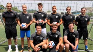 Das SG-Trainerteam mit Neuzugängen: stehend v.l. Julian Beilstein (Co-Trainer), Lucas Kaffenberger, Nik Nonnemann, Maxim Steinbrecher, Nils Bauer (Co-Trainer), Christian Bauer (Chef-Trainer); kniend v.l. Simon Arndt (zunächst 1b), Niklas Krauss, Aykut Kemanci. Es fehlen Collin Lindner und Lukas Mahr (1b).