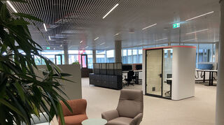 Die Büroflächen sind großzügig und bieten sehr viel Platz, darauf wechseln sich Sitzgruppen, Sofas, Pflanzeninseln und gläserne Kabinen als Rückzugsräume ab.