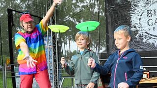 Mister Kunterbunt sorgte zum Auftakt des Birkengarten-Festivals gestern für gute Laune – und Kinder durften auf der Bühne bei Kunststücken gerne mithelfen.
