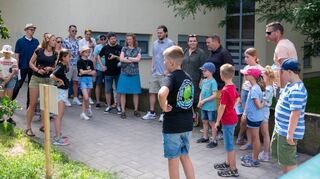 Interessant für Kinder wie auch für Erwachsene war der Baumlehrpfad. Er wurde in kleinen Gruppen beim Einhäuser Schulfest begangen.