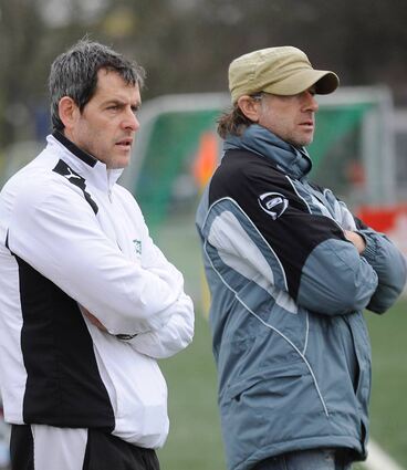 Trainer Rafael Sanchez (li.) als Trainer des FC 07 Bensheim in der Saison 2009/10 mit dem damaligen Spielausschussvorsitzenden Frank Richter – der inzwischen das Ruder als Vereinsvorsitzender in der Hand hat.