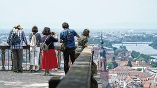 13 Millionen Touristen kommen pro Jahr nach Heidelberg und schauen vom Schlossgarten auf die Altstadt.