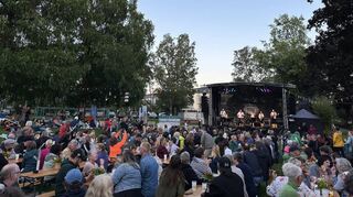 Die Band „Die Oigeborne“ machte am Donnerstagabend in Lorsch Station und begeisterte die Besucher im Birkengarten. Das Festival, für das kein Eintritt gezahlt werden muss, läuft noch bis Sonntag.