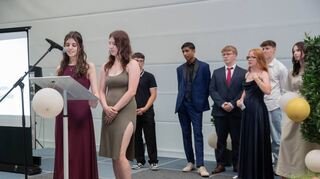 Die Klassensprecher der Abschlussklassen verabschiedeten sich mit unterhaltsamen Reden, für die es viel Beifall gab.