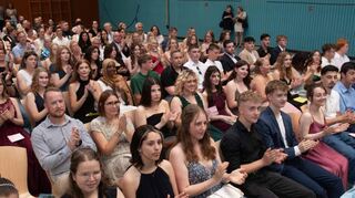 Sehr gut besucht war die Sporthalle bei der Abschlussfeier für die Absolventen der Siemens-Schule.