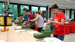 Bei „Girls4MINT“ schnupperten zwölf Schülerinnen bei Dentsply Sirona in die Ausbildungsbereiche Elektrotechnik, Mechanik und Informatik herein.