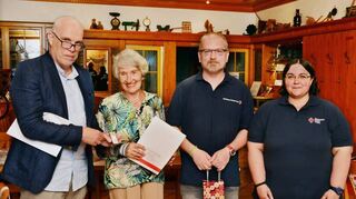 50 Jahre unterstützt Sigrid Schweiger bereits das DRK. Dafür wurde sie jetzt von Lautertals DRK-Vorsitzendem Andreas Heun geehrt. Ihr gratulierten auch der stellvertretende Vorsitzende Sven Rascher sowie Claudia Pfeifer vom DRK-Kreisvorstand.