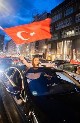 dpatopbilder - 18.06.2024, Berlin: Fußball, EM, Türkei - Georgien, Vorrunde, Gruppe F, 1. Spieltag: Fans der türkischen Fußball-Nationalmannschaft feiern den Sieg ihrer Mannschaft bei einem Autokorso. Foto: Christoph Soeder/dpa +++ dpa-Bildfunk +++