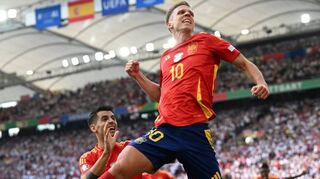 Spaniens Dani Olmo (vorne) jubelt nach seinem Tor zum 1:0 mit Alvaro Morata. Der Profi von RB Leipzig hatte die Iberer in Führung gebracht.