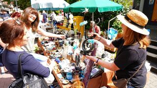 So manches Schnäppchen oder besonderes Stück wartete beim Flohmarkt in der Bensheimer Innenstadt auf eine neue Besitzerin oder einen neuen Besitzer.