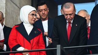 Treffen in Berlin: der türkische Präsident Recep Tayyip Erdogan (rechts) mit seiner Frau Emine Erdogan – dahinter Mesut Özil.