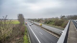 Blick von der Brücke über die A 67 in Richtung Schwanheim. Dort soll die geplante Schnellbahntrasse der Bahn entlanglaufen.