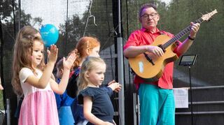 Wolfgang Hering begeisterte die jungen Familien mit Kinderlieder-Klassikern. Gelegenheiten zum selbst aktiv sein, bot das Birkengarten-Festival ebenfalls wieder eine Menge. Man konnte zum Beispiel auf dem Gleichgewichtsparcours balancieren oder Fußball spielen.