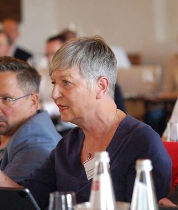 Rathauschefin Christine Klein beim Bürgermeistertreffen in Spangenberg. Bei dem Treffen diskutierten die Anwesenden mit Hessens Innenminister Roman Poseck zum Thema Bürokratieabbau.
