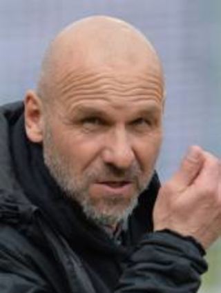 Fußball: 2. Bundesliga, Würzburger Kickers - Jahn Regensburg, 26. Spieltag, Flyeralarm-Arena Würzburg. Der Würzburger Trainer Bernhard Trares blickt in die Kamera. +++ dpa-Bildfunk +++